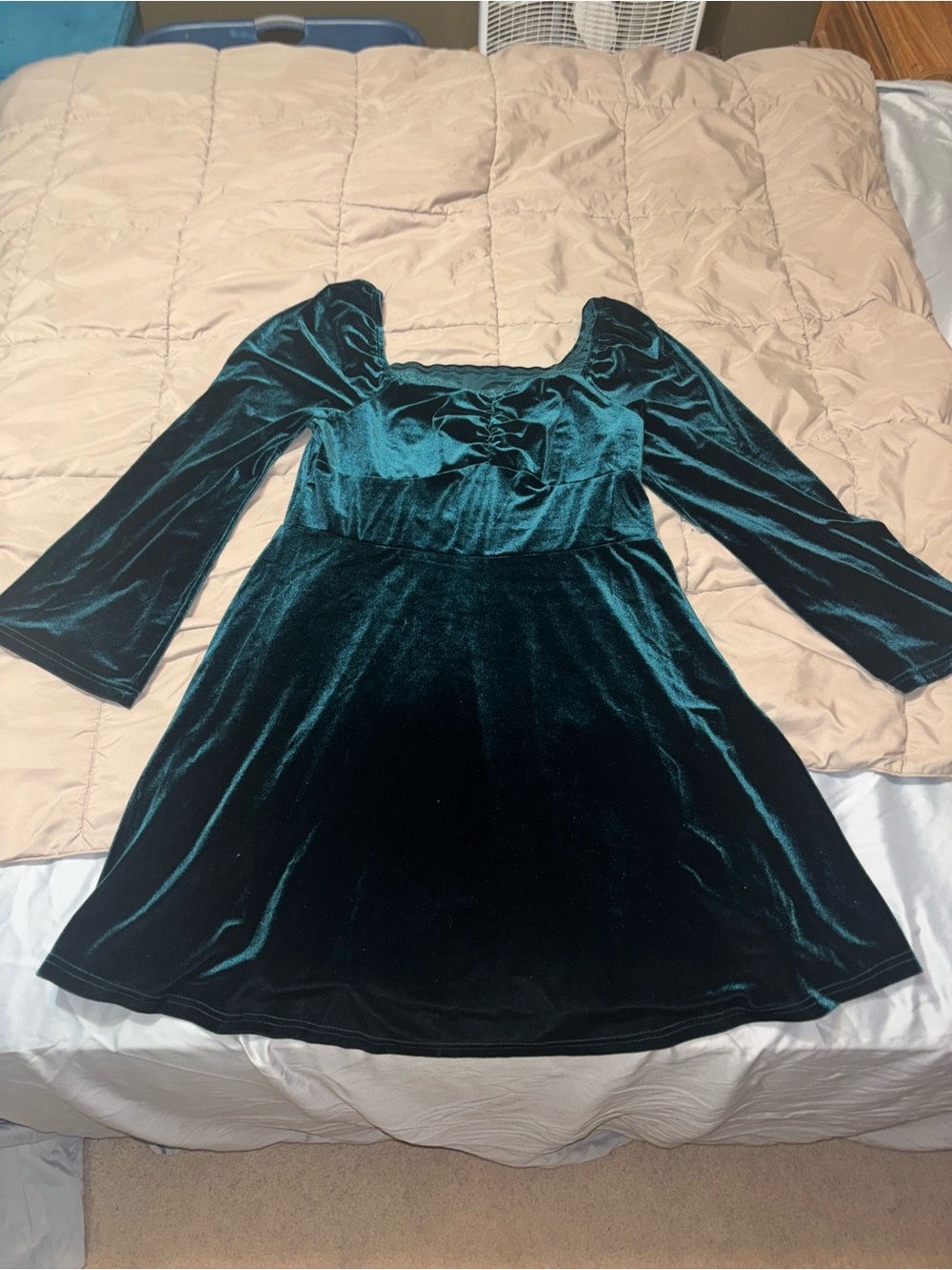 Womans Emerald Velvet Long-Sleeve Dress